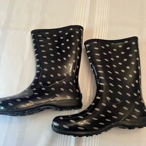 New women’s size 9 rain boots